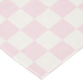 Blush Pink & Warm White Modern Checkered Tischdecke (Schrägansicht)