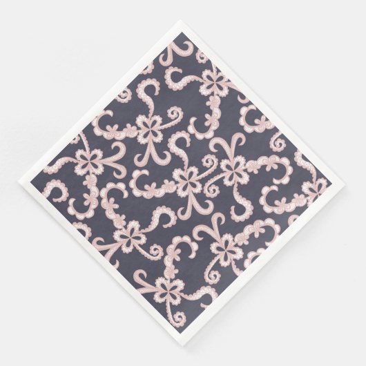 Blush Pink White Floral Lace auf Navy Blue Serviette (Ecke)