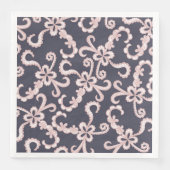 Blush Pink White Floral Lace auf Navy Blue Serviette (Vorderseite)