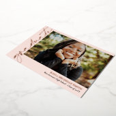 Blush Rose Gold Calligraphy Foto Abschluss Folieneinladung (Gedreht)