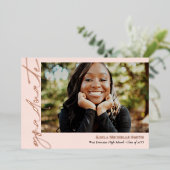 Blush Rose Gold Calligraphy Foto Abschluss Folieneinladung (Stehend vorne)