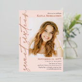 Blush Rose Gold Calligraphy Foto Sweet 16 Folieneinladung (Stehend vorne)