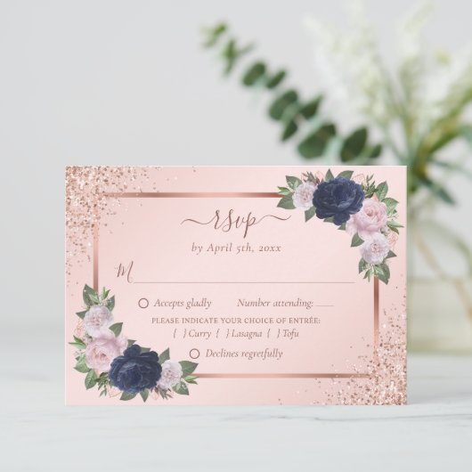 Blush Rose Gold Navy Blue Floral Wedding Meel RSVP Karte (Stehend Vorderseite)