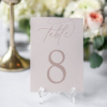 Blush   Rose Taupe | Einfache Elegante Script Tischnummer<br><div class="desc">Einfache und schicke Tischnummer-Karten in Erden Ton Rose taupe und blasses cameo rot pink machen eine elegante Aussage bei Ihrer Hochzeit oder Veranstaltung. Das Design enthält handgeschriebene Kalligrafieschrift mit Ihrer Tischnummer in klassischen Zahlen.</div>