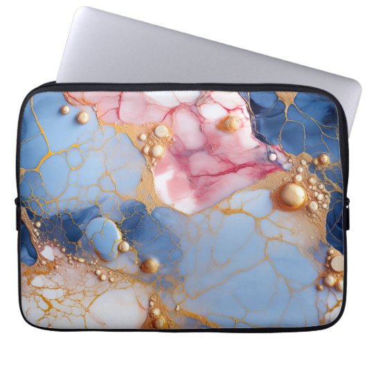 Blush & Sapphire Marble with Golden Pearls Laptopschutzhülle (Vorderseite)