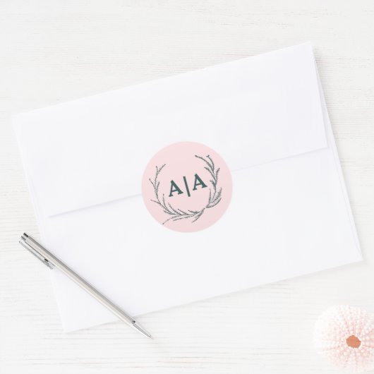 Blush & Slate Gray Subtle Floral Monogram Runder Aufkleber (Umschlag)