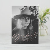 Blush Stylish Script Foto Graduation Party Einladung (Stehend Vorderseite)
