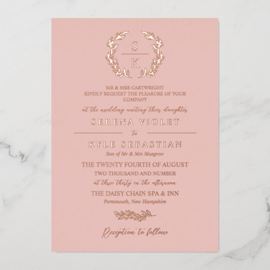 Blush Typografy Laurel Wreath Monogram Wedding Folieneinladung (Vorderseite)