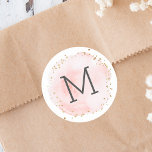 Blush Watercolor Circle Gold Dots Monogramm Runder Aufkleber<br><div class="desc">Dieser Monogramm-Aufkleber weist einen bemalten Aquarellkreis in rot-rosa mit goldenen Punktzügen in Imitaten auf. Für eine weiter gehende Anpassung dieses Designs klicken Sie bitte auf den Button "Anpassen",  um die Schriftart,  Größen und Farben zu ändern. Matching-Elemente sind ebenfalls verfügbar.</div>