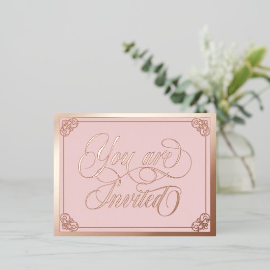 Blush Wirbel Verziert Sie sind eingeladen Hochzeit Folie Einladungspostkarte (Stehend vorne)