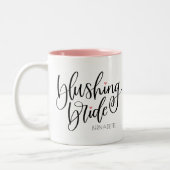Blushing Bride Modern Lettering Pink Hearts Custom Zweifarbige Tasse (Links)