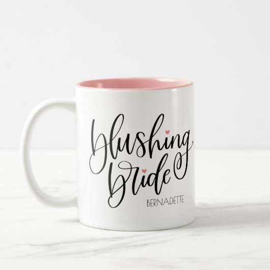 Blushing Bride Modern Lettering Pink Hearts Custom Zweifarbige Tasse (Links)