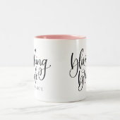 Blushing Bride Modern Lettering Pink Hearts Custom Zweifarbige Tasse (Mittel)
