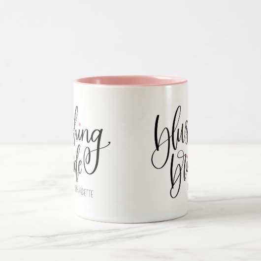 Blushing Bride Modern Lettering Pink Hearts Custom Zweifarbige Tasse (Mittel)