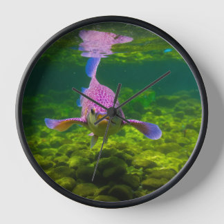 "Blushing-Finnen: Eine whimsical Pink Fish Design  Uhr