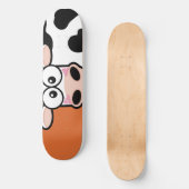 Blushing Kuh auf Orange Skateboard (Vorderseite)