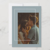 Blushing Liebe - Dusty Blue & Gray Modern Einladung (Rückseite)