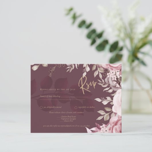Blushing Pink Maroon Floral Wedding RSVP Postkarte (Stehend Vorderseite)
