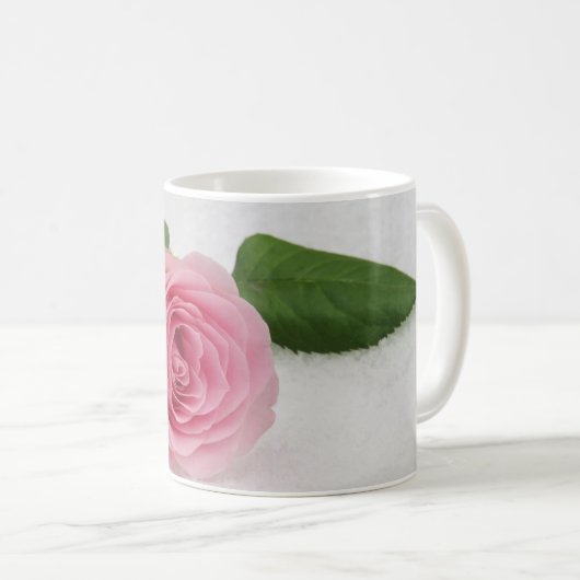 Blushing Rose: Bläserne Eleganz im Blut Kaffeetasse (VorderseiteRechts)