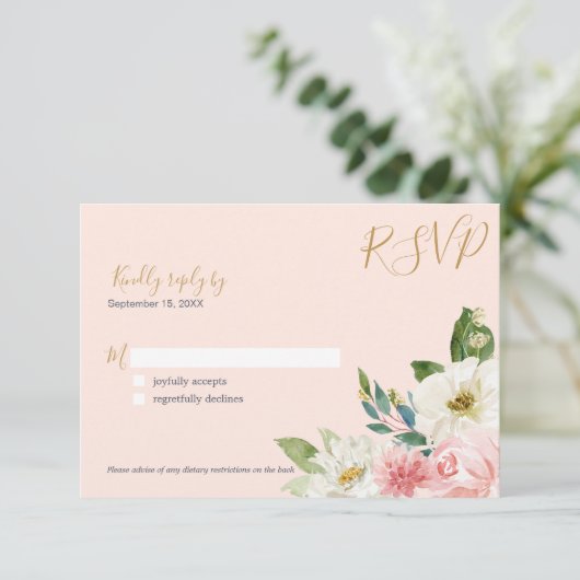 Blushing Rose Blush Pink Navy White Floral Wedding RSVP Karte (Stehend Vorderseite)
