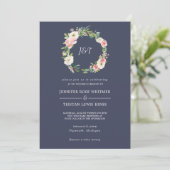 Blushing Rose Navy & White Wreath Monogram Wedding Einladung (Stehend Vorderseite)