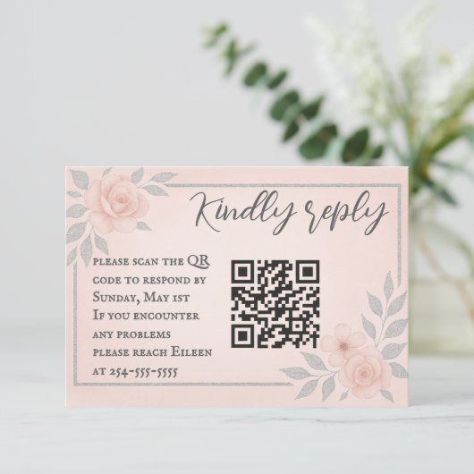 Blushing Vows QR Code Wedding RSVP Card (Stehend Vorderseite)