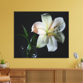 Blushing White Lilienummantelte Canvas Print Leinwanddruck (Insitu (Wohnzimmer))