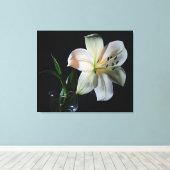 Blushing White Lilienummantelte Canvas Print Leinwanddruck (Insitu (Holzboden))