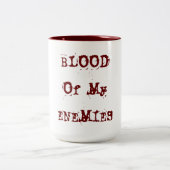 Blut meiner Feind-Tasse Zweifarbige Tasse (Mittel)
