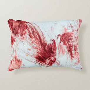Blut und blutige Spuren in einer alten Badewanne. Dekokissen