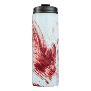 Blut und blutige Spuren in einer alten Badewanne. Thermosbecher