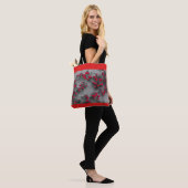 Blüte farbiger Rose auf dem Totbeutel Tasche (Am Model)
