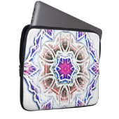 Blüte in Gipsstruktur, weicher Schatten auf Weiß Laptopschutzhülle (Vorne Rechts)