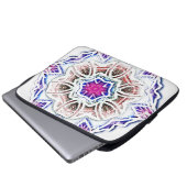 Blüte in Gipsstruktur, weicher Schatten auf Weiß Laptopschutzhülle (Vorne Knopf)