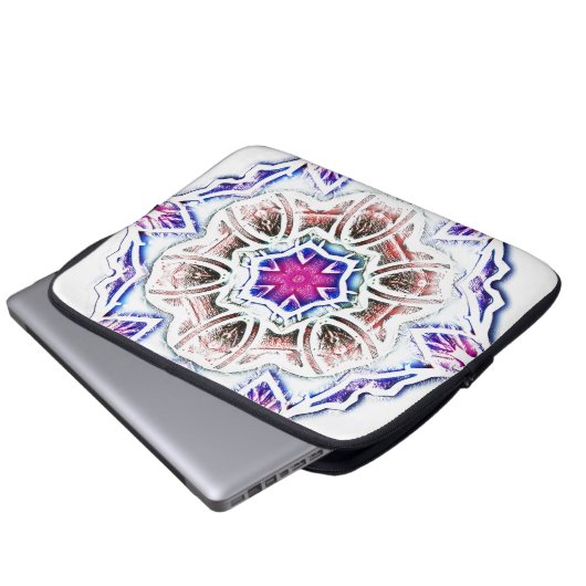 Blüte in Gipsstruktur, weicher Schatten auf Weiß Laptopschutzhülle (Vorne Knopf)