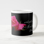 Blüte mit Verse; Blüte der rote Rose, Psalm 37:7 Jumbo-Tasse (Vorderseite Rechts)