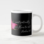 Blüte mit Verse; Blüte der rote Rose, Psalm 37:7 Jumbo-Tasse (Rechts)