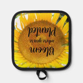 Blüte, wo man gelbe Sonnenblumen gepflanzt hat Topflappen