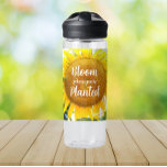 Blüte, wo man gelbe Sonnenblumen gepflanzt hat Trinkflasche<br><div class="desc">Bleibe,  wo immer du hingehst mit dieser klaren,  plastischen Wasserflasche,  die das Foto einer hellen,  gelben Sonnenblume zeigt,  zusammen mit einem inspirierend Zitat,  das lautet: "Blühen,  wo du gepflanzt bist" in weißer,  stilisierter Schrift. Wählen Sie die Größe und Farbe der Wasserflasche aus. HINWEIS: Design nicht optimiert für Kinderflaschen.</div>