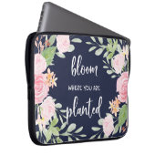 Blüte, wo Sie gepflanzte | Blumentypographie sind Laptopschutzhülle (Vorne Rechts)