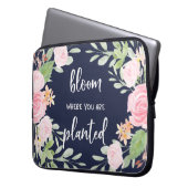 Blüte, wo Sie gepflanzte | Blumentypographie sind Laptopschutzhülle (Vorderseite Links)