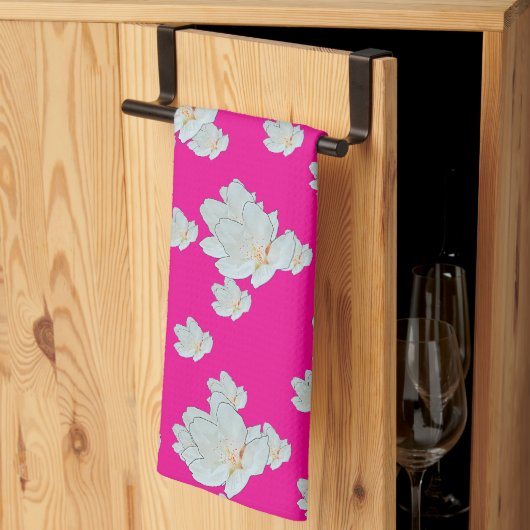 Blüten auf heiß rosa geschirrtuch (Drittel gefaltet)