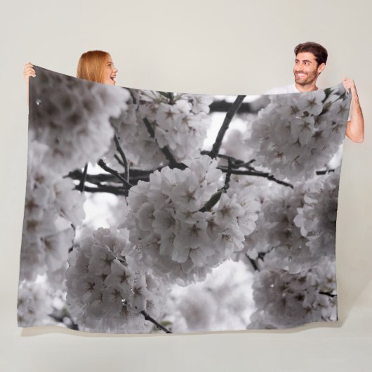 Blüten aus Schwarz und Weiß Fleecedecke (Beispiel)