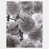 Blüten aus Schwarz und Weiß Fleecedecke (Vorderseite)