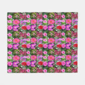 "Blüten in Rosa: Eine Blumenkolonne" Fleecedecke (Vorderseite (Horizontal))