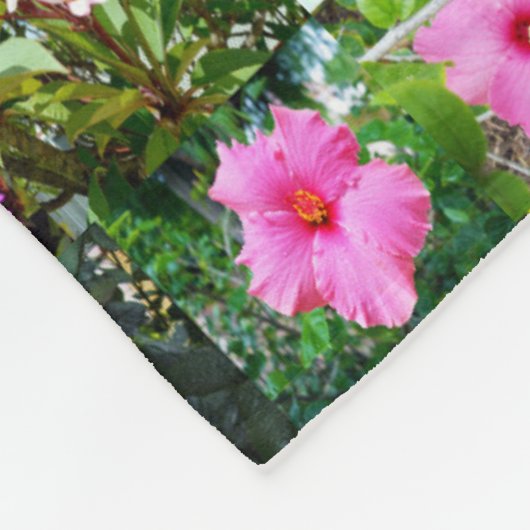 "Blüten in Rosa: Eine Blumenkolonne" Fleecedecke (Ecke)