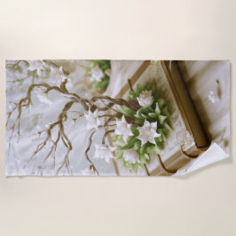 Blütenbaum aus einem Buch Strandtuch