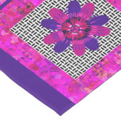 Blütenblätter in Rosa und Lila Schwarz und Weiß Mittelgroßer Tischläufer (Ecke)