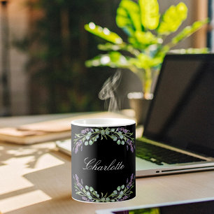 Blütenblättrige Eukalyptus-Grünpflanzen schwarzer Kaffeetasse
