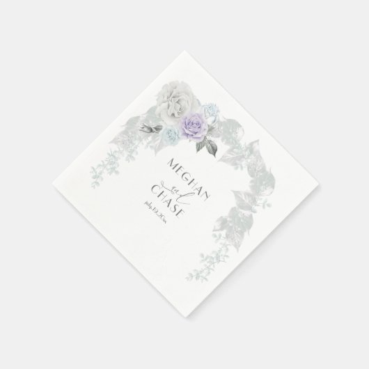 Blütenblauer Lilac und weißer Rosenblütenblättern Serviette (Ecke)